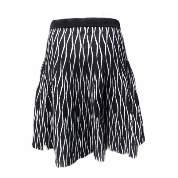 Context Lord & Taylor black white geometric design knit short skirt size Medium - Picture 3 of 5